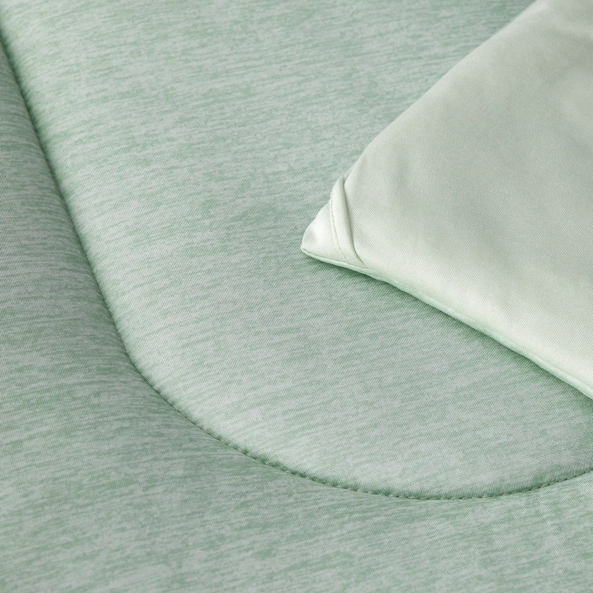 Reversible Warm and Cooling Comforter Set